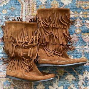 MINNETONKA FRINGE KNEE BOOTS